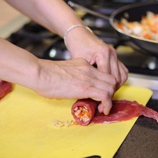 Añadir un poco de arroz y enrollar, asegurar con palillos para que no se habrán los rollos. S 17295 1475600096