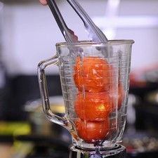Colocar en el vaso de la licuadora los jitomates cocidos, el chile pasilla y diente de ajo, moler hasta obtener una mezcla homogénea. Reservar S 17296 1475600096