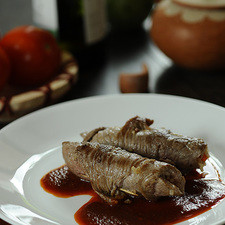 Para servir hacer un espejo de salsa en el plato y colocar un rollito de carne de carne. S 17299 1475600094