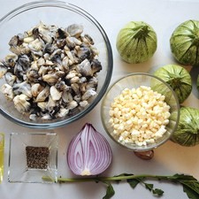 Ingredientes para receta 6 piezas de calabacita redonda 1/4 pieza de cebolla morada 1 diente de ajo 500 gramos de cuitlacoche 1 rama de epazote 1 taza de granos de elote sal al gusto pimienta negra molida al gusto 1 cucharada de aceite de oliva 1 pieza de chile chipotle