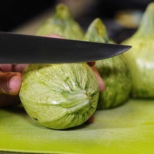 Cortar las calabacitas por la parte superior para retirar el tallo y cortar en dos partes y reservar.