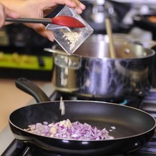 Calentar el aceite y sofreír la cebolla picada y ajo picado durante un par minutos.