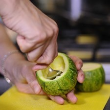 Retirar la pulpa de la calabacita con la ayuda de una cuchara.