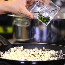 Añadir granos de elote y epazote picado. Sazonar con pimienta y sal. Continuar cociendo unos minutos más. Reservar