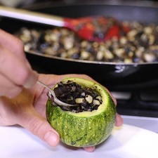 Para servir rellenar cada calabacita y colocar en el plato y bañar con un poquito de la salsa.