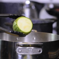 Calentar suficiente agua en una olla y cuándo esté bien caliente sumergir las calabacitas por unos minutos y retirar, dejar enfriar.