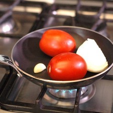 Para preparar la salsa; Poner asar sobre un comal o sartén los jitomates cebolla y diente de ajo, moviendo constantemente hasta que queden asados pero no quemados.