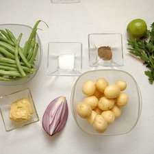 Ingredientes para receta 15 piezas de papa cambray 1/4 pieza de cebolla morada 1 pieza de limón sal al gusto 25 piezas de ejotes 2 cucharadas de mostaza dijón 3 ramas de perejil fresco pimienta negra molida al gusto