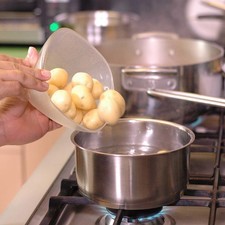 Cocer las papas cambray y los ejotes con suficiente agua en una olla honda y un poco de sal durante 15 minutos o hasta que estén cocidas.