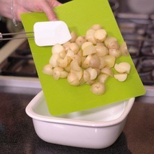 Cortar las papas en cuatro partes.