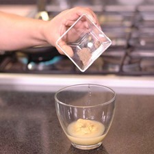Colocar la mostaza Dijón, el jugo de limón y pimienta negra molida al gusto en un tazón; mezclar bien con la ayuda del globo hasta obtener una mezcla homogénea.