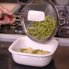 Colocar las papas partidas y los ejotes en una ensaladera.