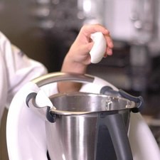 Colocar en el vaso de la thermomix la cebolla, los jitomates, los dientes de ajo, el aceite de oliva, los clavos de olor, la canela en polvo, las hojas de laurel, la pimienta, el tomilloseco, el comino en polvo y los cubos de caldo, licuar 30 seg/vel 7.