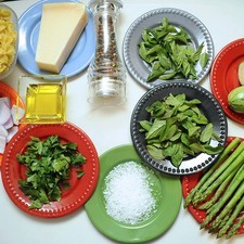 Ingredientes para receta 200 gramos de Pasta de moño La Moderna 1 1/2 piezas de calabacita italiana 1 pieza de cebolla morada hojas de menta al gusto hojas de albahaca al gusto hojas de perejil al gusto 10 piezas de espárrago fresco aceite de oliva al gusto queso parmesano al gusto S 17461 1475599628