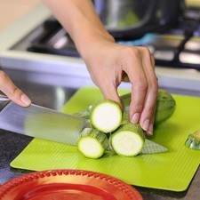 Cortar la cebolla en cuadros medianos y la calabacita en medias lunas. S 17462 1475599628