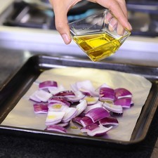Colocar la cebolla y las calabacitas en una charola para horno con un poquito de aceite de oliva. Meter al horno para rostizar durante 20 minutos. S 17463 1475599627