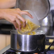 Para cocer la pasta, poner mucha agua a hervir, agregar sal y cuando recupere el hervor añadir la pasta. Dejar cocer de 7 a 11 minutos hasta que esté al dente, firme por dentro y suave por fuera. S 17467 1475599621