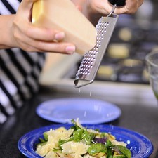 Para servir colocar un poco de la pasta en el plato y agregar queso parmesano rallado. S 17473 1475599566