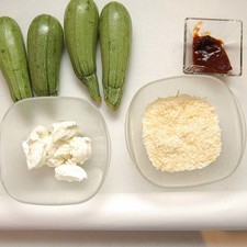 Ingredientes para receta 4 piezas de calabacita italiana 1 taza de queso parmesano papel encerado al gusto Ingredientes para aderezo 1/2 taza de jocoque 1 pieza de chile chipotle adobado