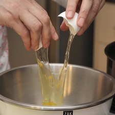 Colocar los huevos en un tazón, condimentar con eneldo, sal y pimienta.