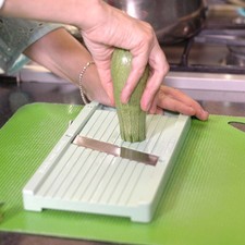 Cortar la punta de la calabacita y rebanar con la mandolina en rodajas delgadas. Reservar.