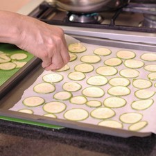 Espolvorear queso parmesano sobre las calabacitas y meter a hornear a 350 ° F (180 ° C ) durante 20 minutos o hasta que estén crujientes.
