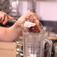 Para preparar el aderezo colocar el jocoque y el chile chipotle adobado en el vaso de la licuadora y moler hasta obtener una mezcla homogénea.