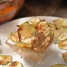 Servir los chips acompañados con el aderezo.