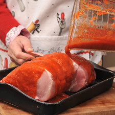 Colocar las costillas en una fuente para horno, untar bien con el adobo.