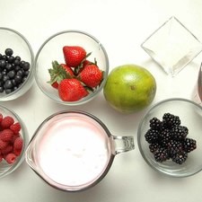 Ingredientes para receta 2 tazas de yogurt de fresa 1/2 taza de mora azul 1/2 taza de zarzamora 1 pieza de naranja 1/2 taza de fresas 1/2 taza de agua 14 gramos de grenetina natural 1/2 taza de frambuesas