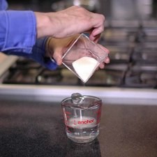 Agregar la grenetina en forma de lluvia a un recipiente con la ½ taza de agua y dejar reposar para que se hidrate durante 5 minutos.