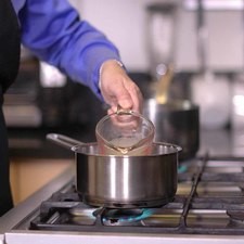 Poner a baño maría la grenetina hidratada, mezclar constantemente hasta que se disuelva y se haga líquida. Rallar la cascara de naranja y reservar.