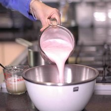 En un tazón colocar el yogurt y la grenetina hidratada y mezclar bien con el batidor de globo.