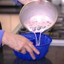 Colocar la mezcla en un molde grande para gelatina y meter al refrigerador por una hora o hasta que esté cuajada.