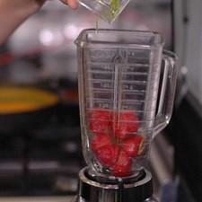 Colocar en el vaso de la licuadora las fresas previamente desinfectadas junto con la ralladura de naranja, licuar y reservar.