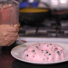 Una vez ya lista la gelatina desmoldar y decorar con la mezcla de fresa.