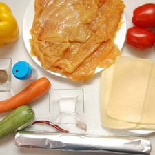 Ingredientes para pechugas 4 piezas de milanesa de pollo 1 pieza de calabacita italiana 1 pieza de zanahoria 1 pieza de pimiento morrón amarillo 8 rebanadas de queso manchego sal al gusto pimienta negra molida al gusto palillos al gusto papel aluminio al gusto Ingredientes para salsa 3 piezas de jitomate guaje 1 pieza de chile de árbol seco 1 diente de ajo sal al gusto