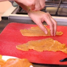 Cortar en dos partes cada milanesa de pollo y salpimentar por todos lados.