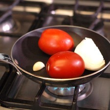 Para preparar la salsa; poner asar en el sartén los jitomates, chile de árbol seco y diente de ajo, moviendo constantemente para que queden asados pero no quemados.
