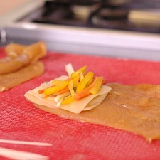 Añadir unas tiras de calabacita, zanahoria, pimiento morrón.