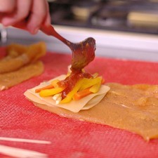 Agregar un poco de la salsa molida.