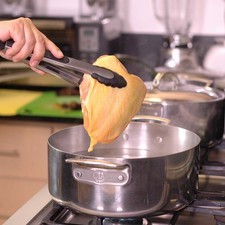 Cocer la pechuga de pollo en agua hirviendo durante 25 minutos. Dejar enfriar y desmenuzar.
