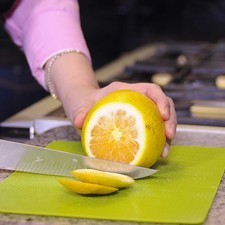 Cortar las naranjas y exprimir, reservar el jugo.