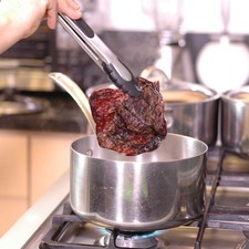 Poner a hervir en una olla con agua junto con la cebolla y el ajo durante 5 minutos. Escurrir.