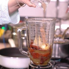 Colocar en el vaso de la licuadora las pieles de los chiles, cebolla, ajo, jugo de naranja, canela, pimienta y clavo de olor. Moler bien, reservar.