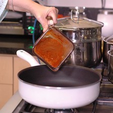 Colocar aceite en una olla honda y calentar, agregar la salsa y cocer durante 8 minutos, rectificar sazón.