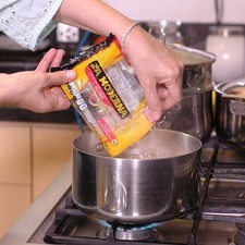 Para cocer la pasta, poner mucha agua a hervir, agregar sal y cuando recupere el hervor añadir la pasta. Dejar cocer de 7 a 11 minutos hasta que esté al dente, firme por dentro y suave por fuera.