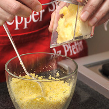 Agregar la mayonesa, el jugo de limón y las cebollitas de cambray junto con el chile chipotle lo más finamente picados. Sazonar con sal.
