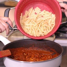 Agregar la pasta a la salsa con el pollo y revolver bien.