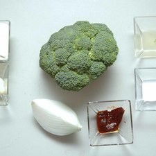 Ingredientes para receta 1 pieza de brócoli 1/4 pieza de cebolla blanca 1 cucharada de mayonesa 1 cucharada de jugo de limón 1 pieza de chile chipotle adobado sal al gusto 1/4 taza de crema de leche de vaca